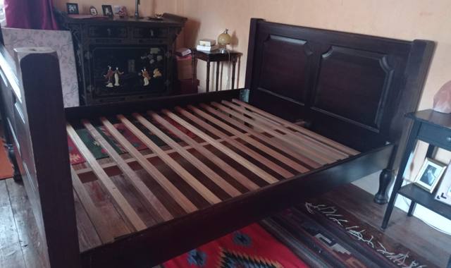 Literie beau lit en bois massif avec sommier