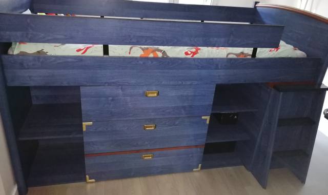 Literie un lit mi hauteur avec plusieurs  rangements nts