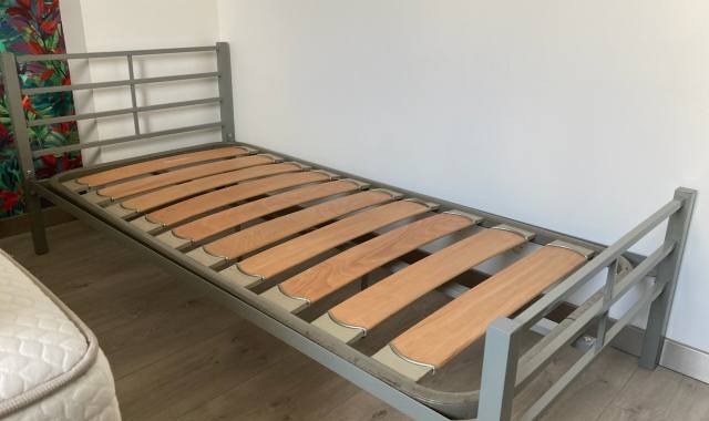 Literie sommier a latte 90X120 avec entourage metal