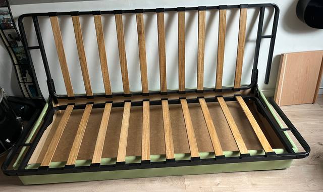 Literie convertible avec sommier à lattes bon état, sans matelas ni housse