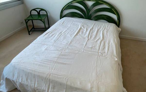 Literie lit et table de nuit en Rotin