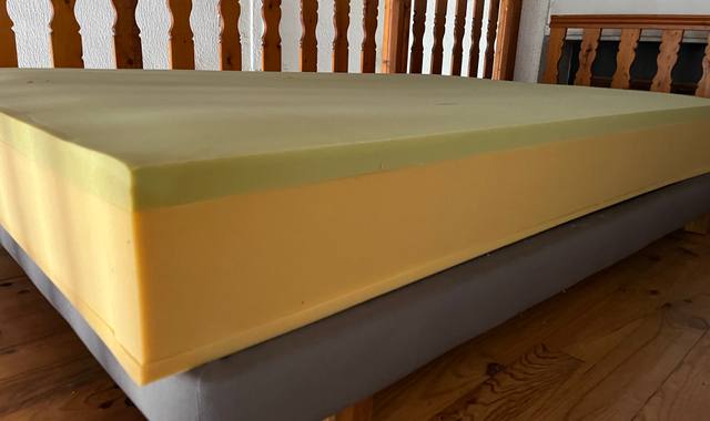 Literie sommier avec pieds et matelas mousse