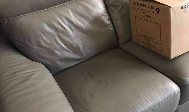 Literie canapé cuir 3 places parfait état avec une assise relaxante télécommande