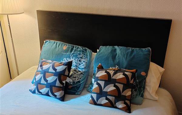 Literie tête de lit en bois noir