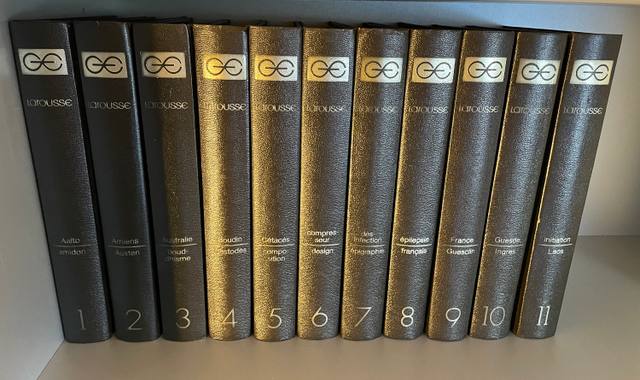 Livres-Revues encyclopédie Larousse en 20 volumes