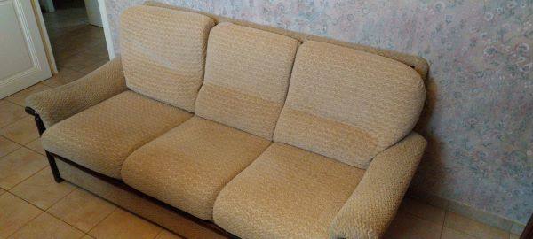Literie canapé lit 3 places bon état.