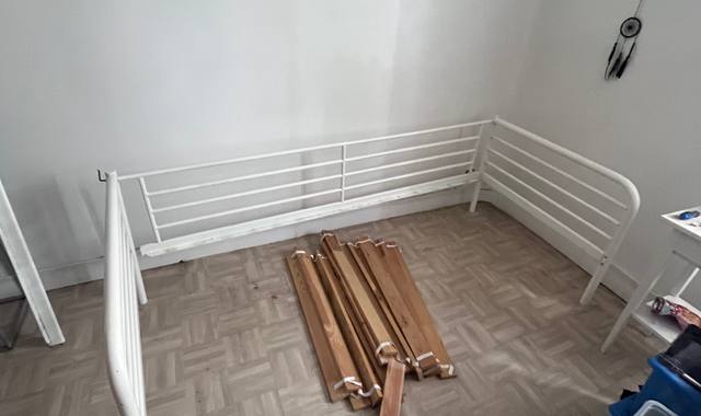 Literie lit banquette en fer IKEA  couleur blanche