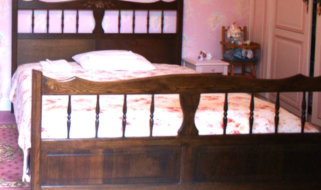 Literie cadre de lit style provençal 140x190, bois noir, en très bon état.