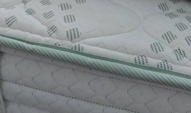 Literie matelas 120x190 et surmatelas état neuf.