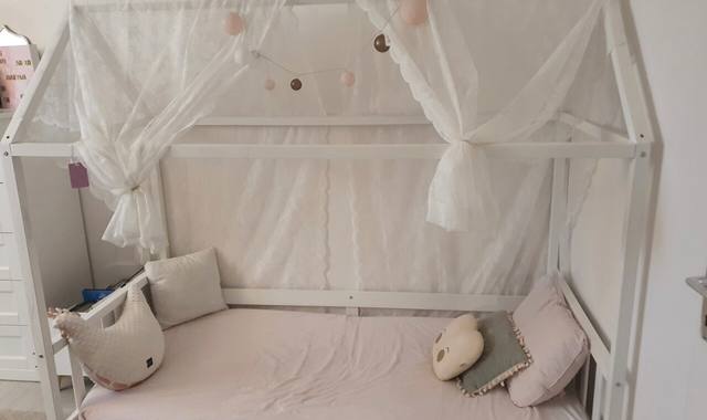Literie un lit cabane enfant.