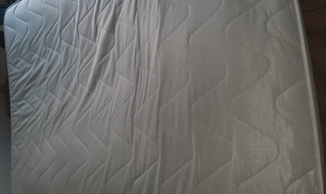 Literie matelas 190*140 blanc 7 ans bon état (ressorts ensachés)