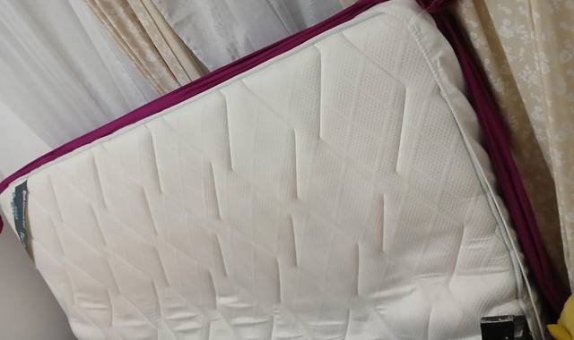 Literie lit de 160 à lattes et matelas de bonne qualité et propre