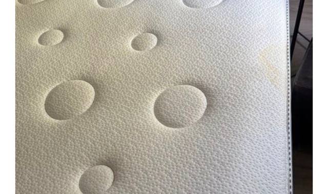 Literie matelas et sommier + alese neuve et draps. URGENT