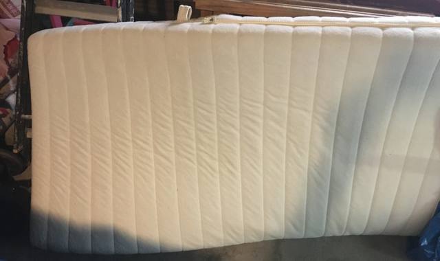 Literie deux matelas 90x200 - bon état et propres