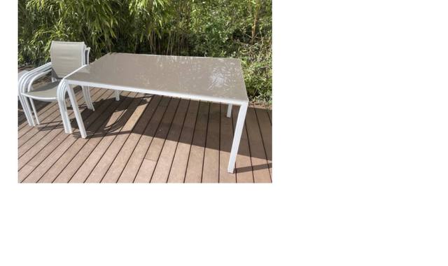 Meubles table de jardin et 4 chaises