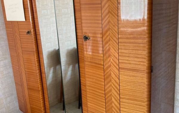 Meubles armoire et chevet assorti