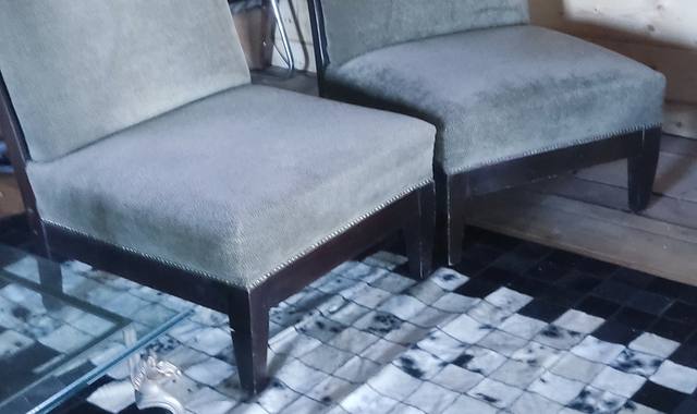 Meubles deux fauteuils velours vert foncé et un pouf coffre beige