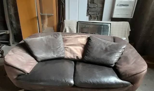 Meubles canapé 3 places en cuir larron très bon état