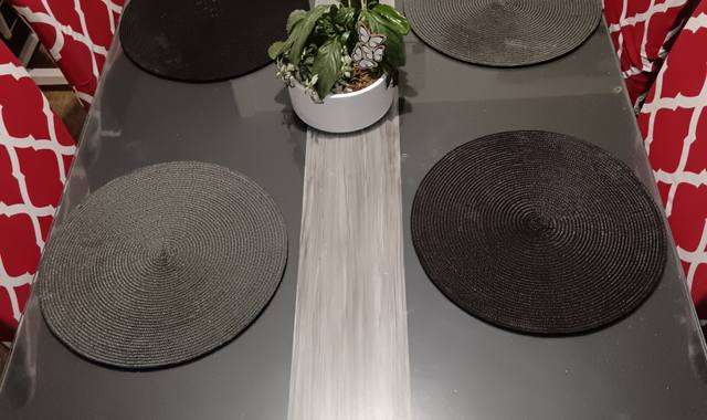 Meubles table relookée et ses 6 chaises...