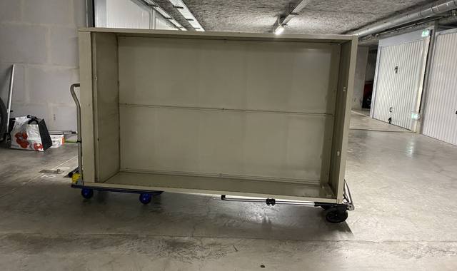 Meubles 2 armoires métalliques avec 4 etageres chacunes