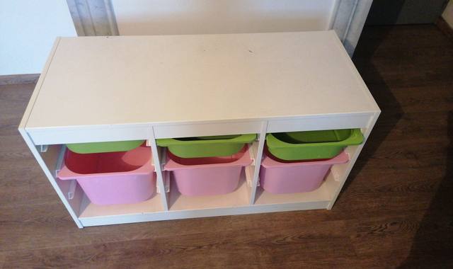 Meubles meuble de rangement ikea avec bacs colorés verts et rose