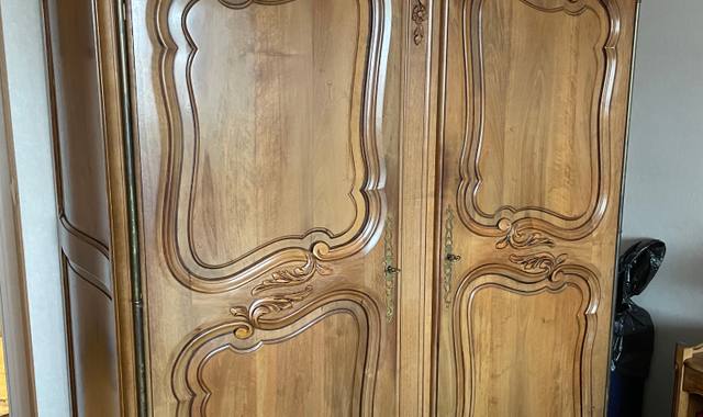 Meubles armoire en noyer style Louise XV