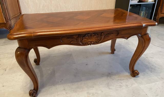 Meubles table basse en noyer style Louis XV