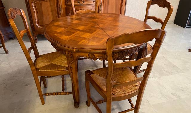 Meubles table à manger ronde et / ses 6 chaises assorties en noyer, style Louis XV