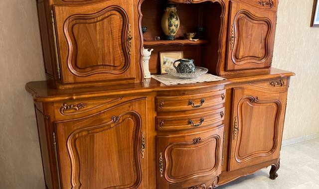 Meubles grand buffet en noyer style Louis XV