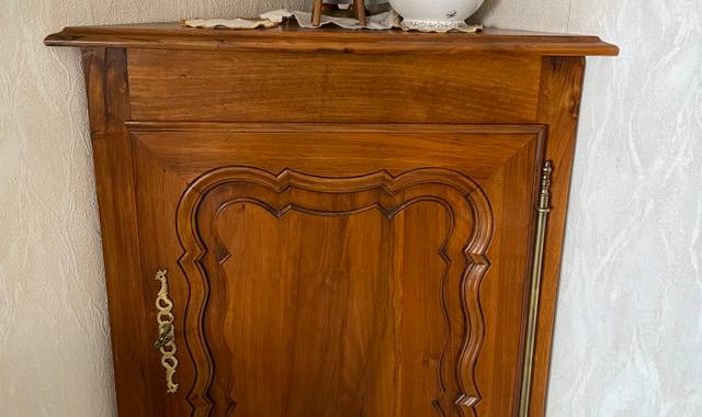 Meubles meuble d'angle en noyer style Louis XV