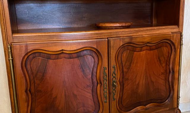 Meubles buffet en noyer style Louis XV