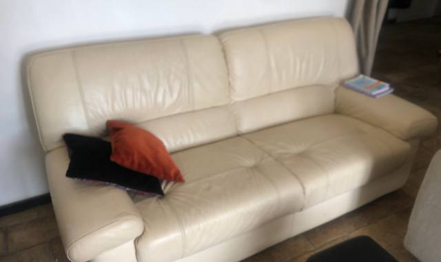 Meubles 1 ou2 canapés cuir beige clair