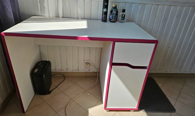 Meubles petit bureau blanc avec bord rose