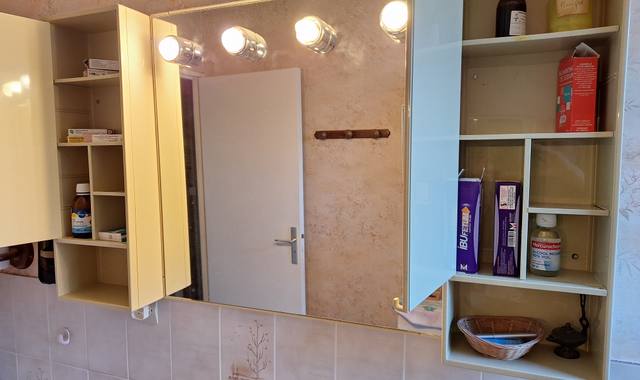 Meubles salle de Bain : Miroir encadré par 2 petites armoires