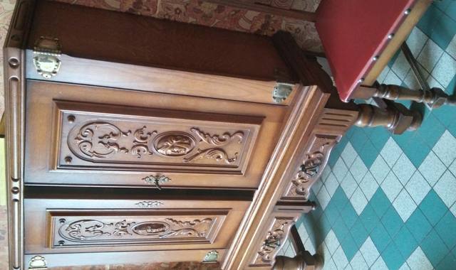 Meubles vaisselier 2 portes 2 tiroirs  type renaissance espagnole bois massif