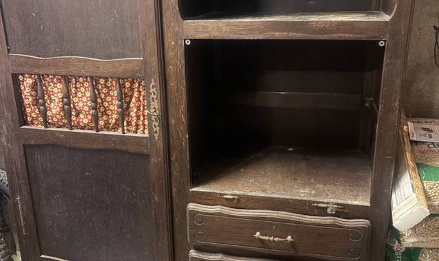 Meubles ancien meuble. 1 porte cassée. À restaurer