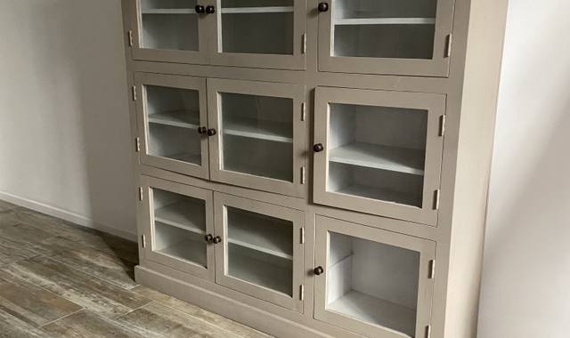 Meubles une très belle armoire vitrée en bois massif