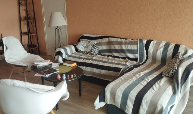 Meubles 1 canapé d'angle convertible.