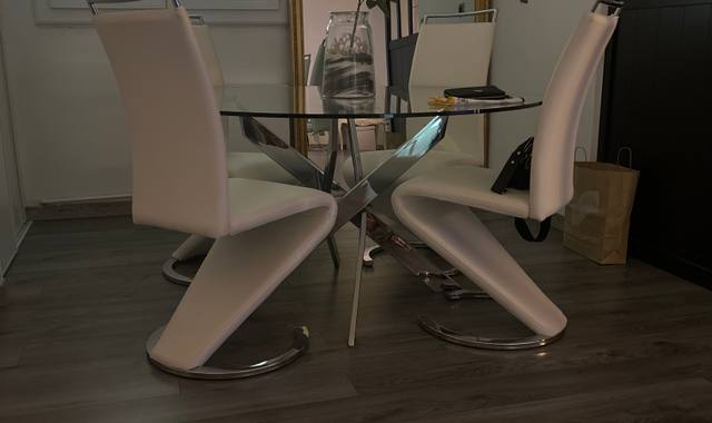 Meubles table ronde et ses chaises