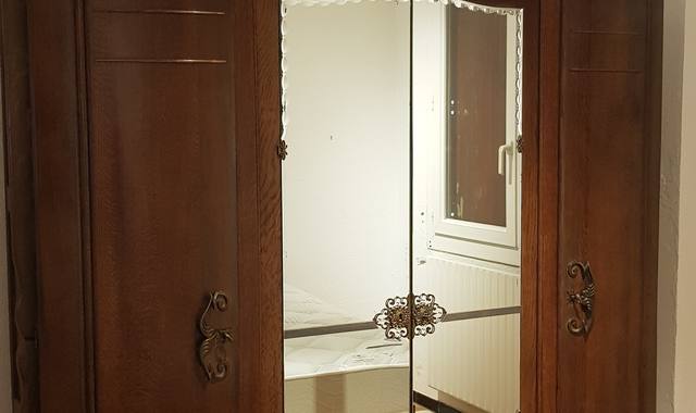 Meubles armoire ancienne en bois foncé