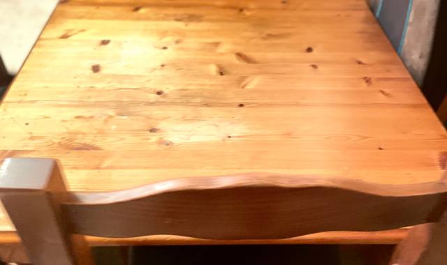 Meubles table en bois rectangulaire  + 4 chaises en bois