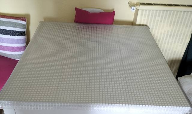 Meubles TABLE BLANCHE 1m sur 1 m dépliée fait 1 m sur 2 m