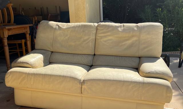 Meubles canapé cuir beige usé
