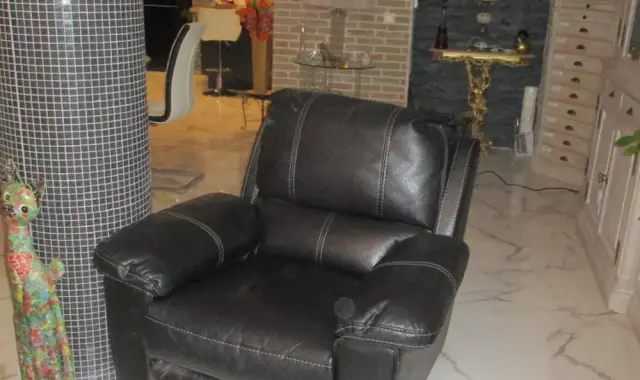 Meubles fauteuil cuir couleur noire à Aurillac