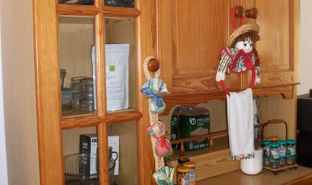 Meubles un buffet en pin avec une table et les 6 chaises