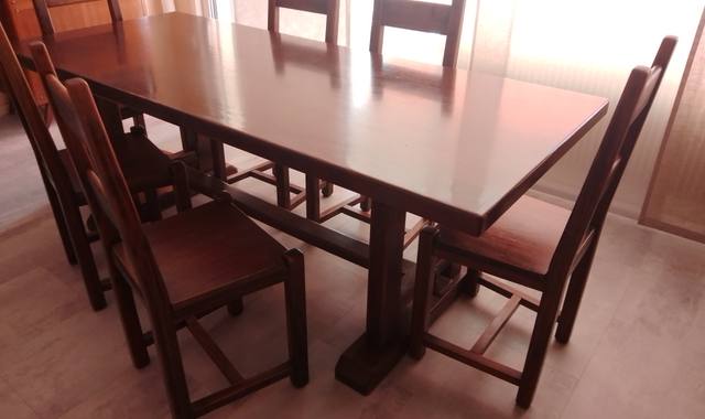 Meubles table de salle à manger et ses six chaises