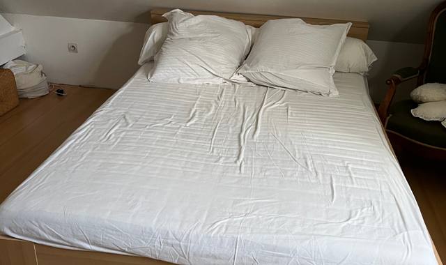 Meubles lit et matelas en 140 + tiroir sous le lit ,  très  bon état .
