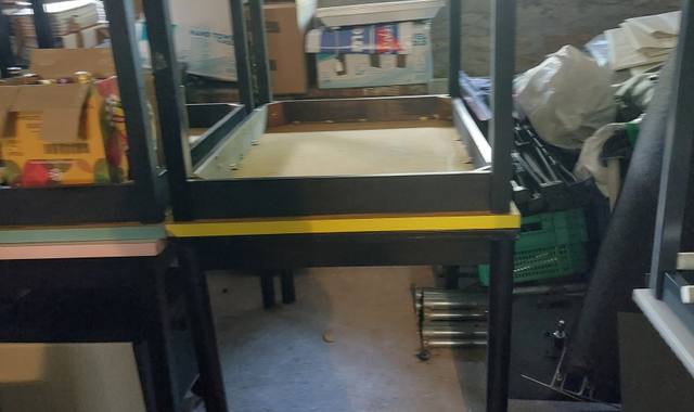 Meubles a DONNER : tables d'écolier, chaises et petits meubles de rangement.