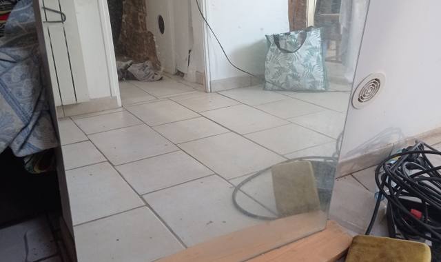 Meubles un miroir salle de bain