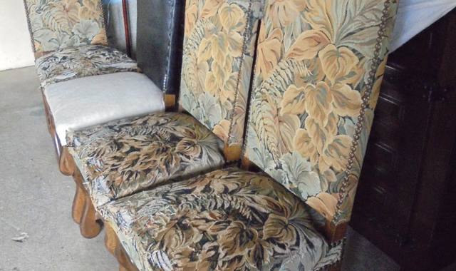 Meubles 4 chaises Louis XIII dont les tissus sont à restaurer. Très bon état